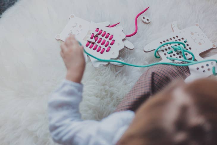 Mrs Teddy Bear, juguete de cordones de madera, montessori