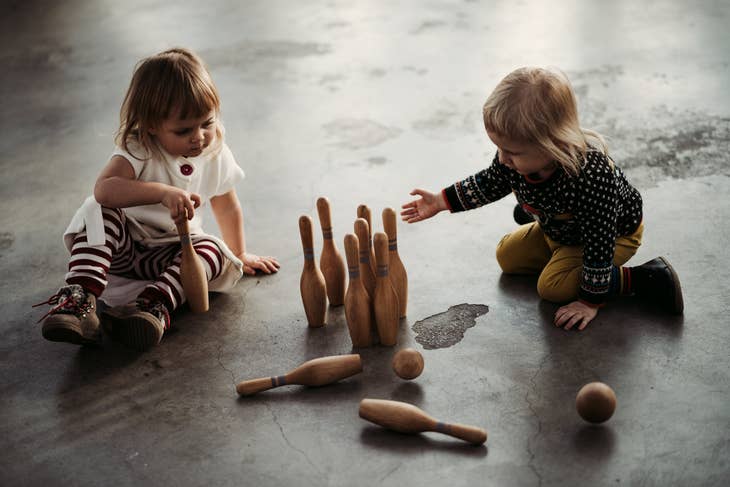 Juego de bolos de madera natural